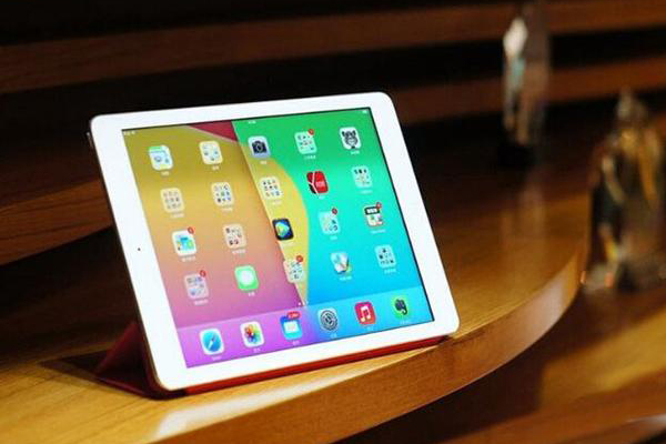 Xem bài học trực tuyến và ghi chép, cái nào tiết kiệm chi phí hơn, iPad giá cao hơn một chút hay máy tính bảng Android rẻ hơn?